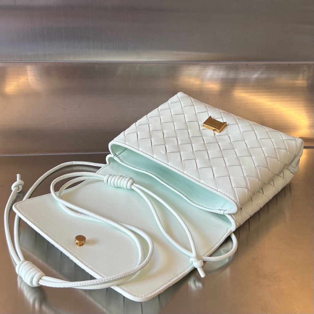 bo*te*ga Ve*ne*ta mini intrecciato cross-body bag