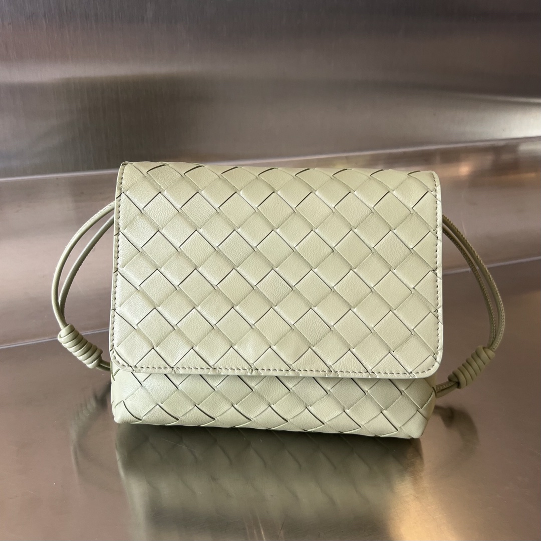 bo*te*ga Ve*ne*ta mini intrecciato cross-body bag