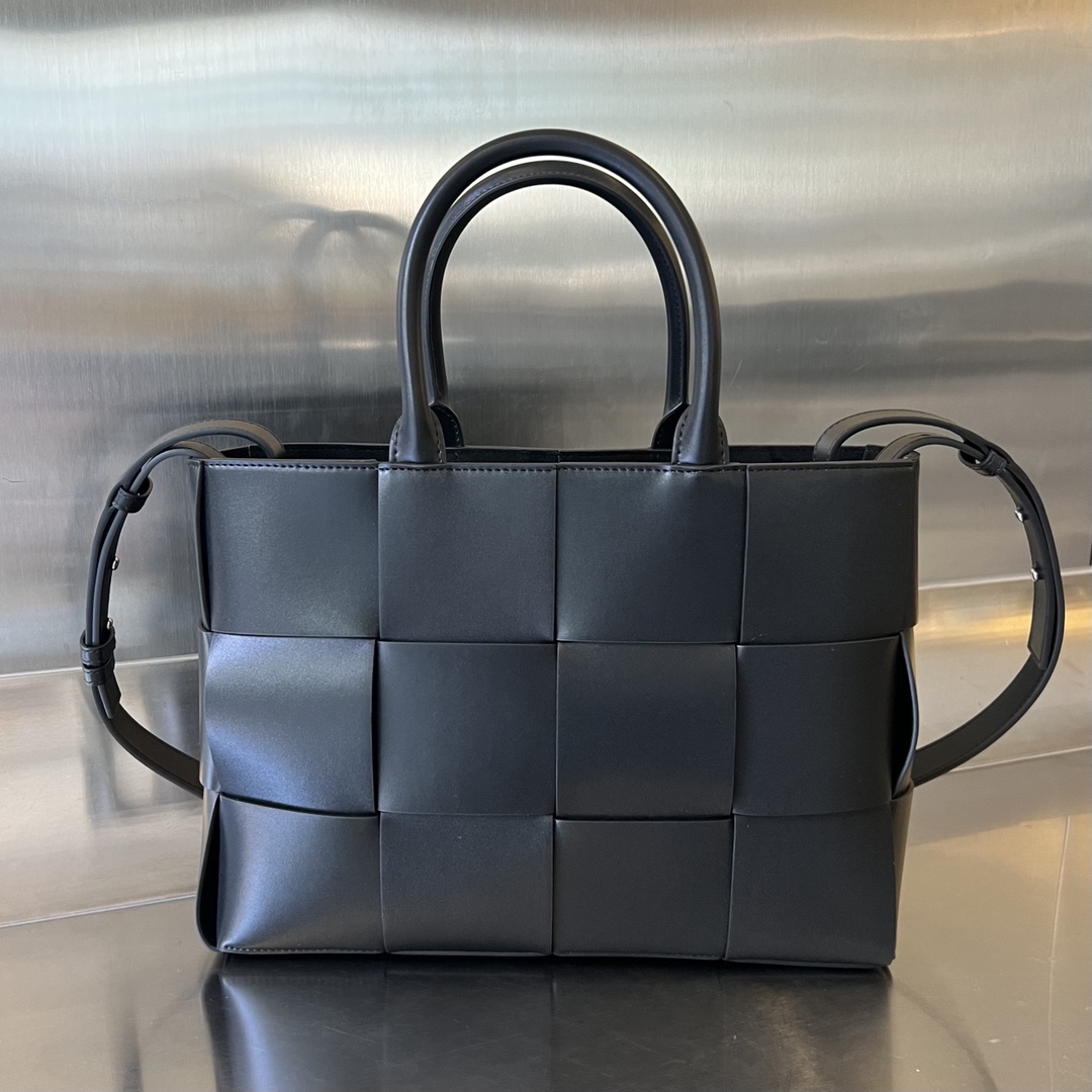 bo*te*ga Ve*ne*ta small arco tote bag with strap
