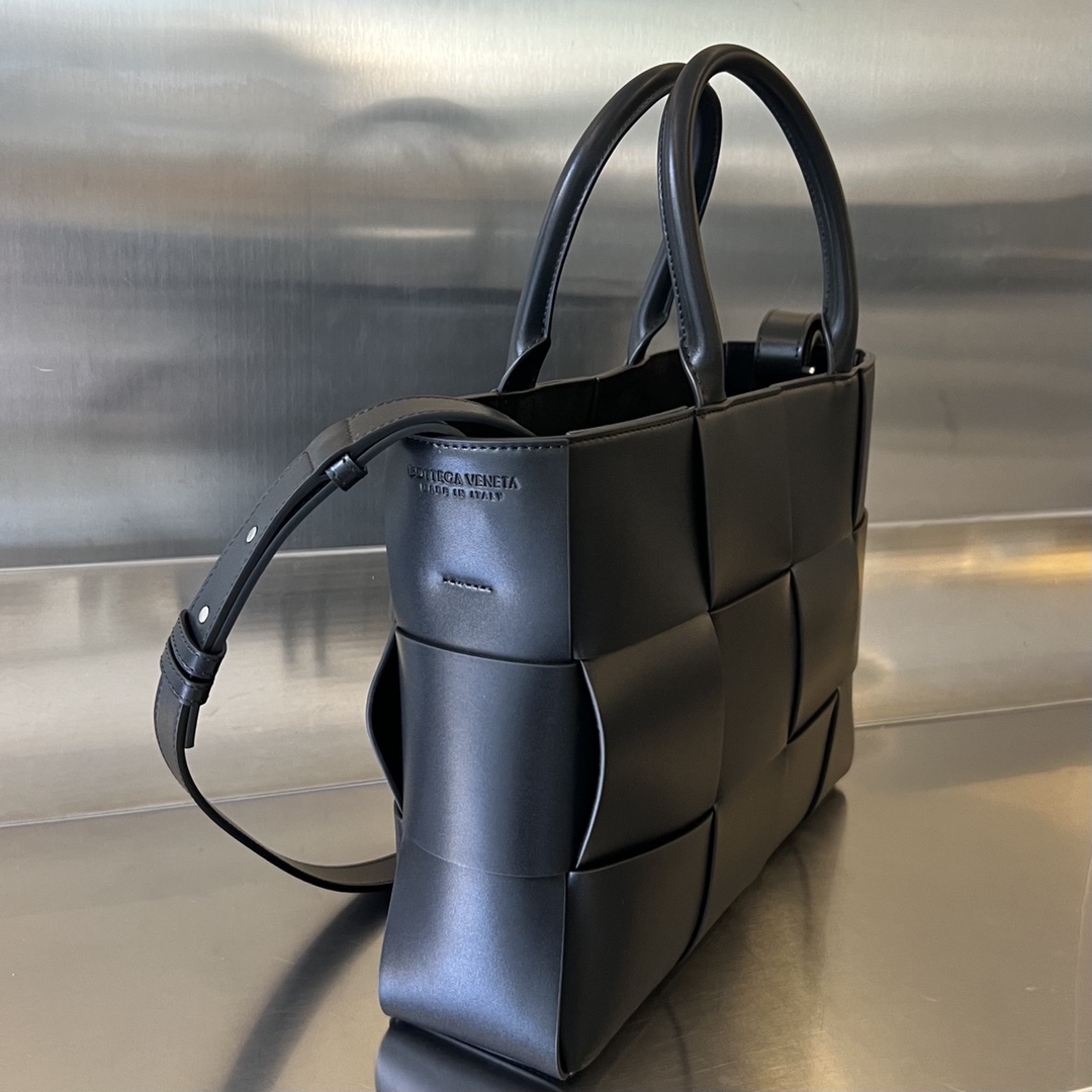 bo*te*ga Ve*ne*ta small arco tote bag with strap