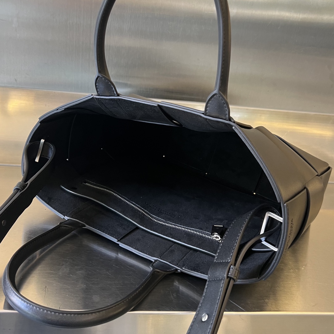 bo*te*ga Ve*ne*ta small arco tote bag with strap
