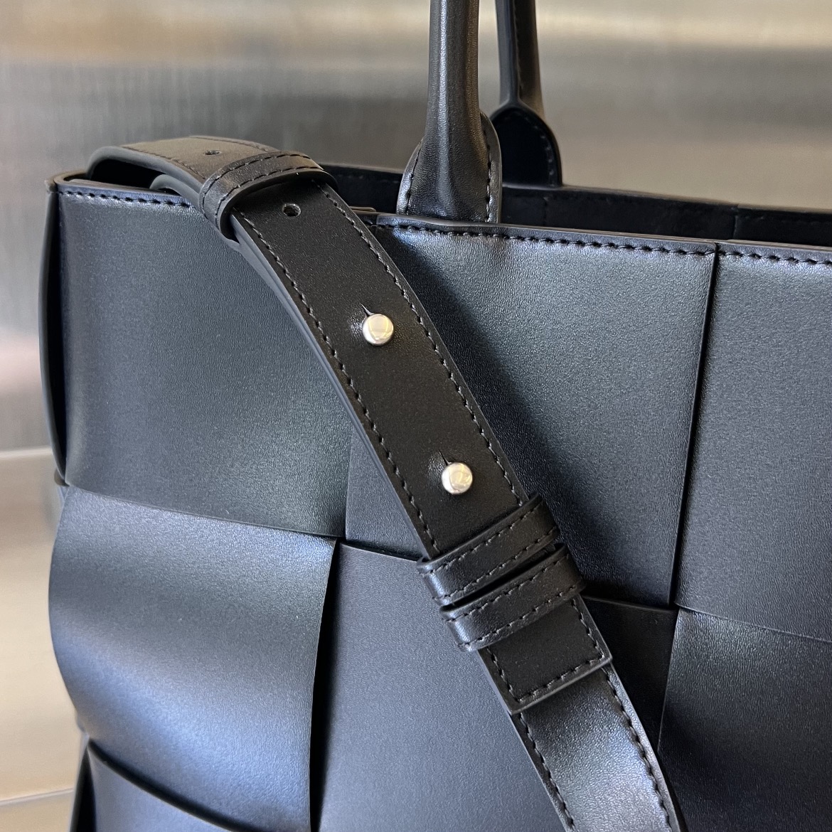 bo*te*ga Ve*ne*ta small arco tote bag with strap