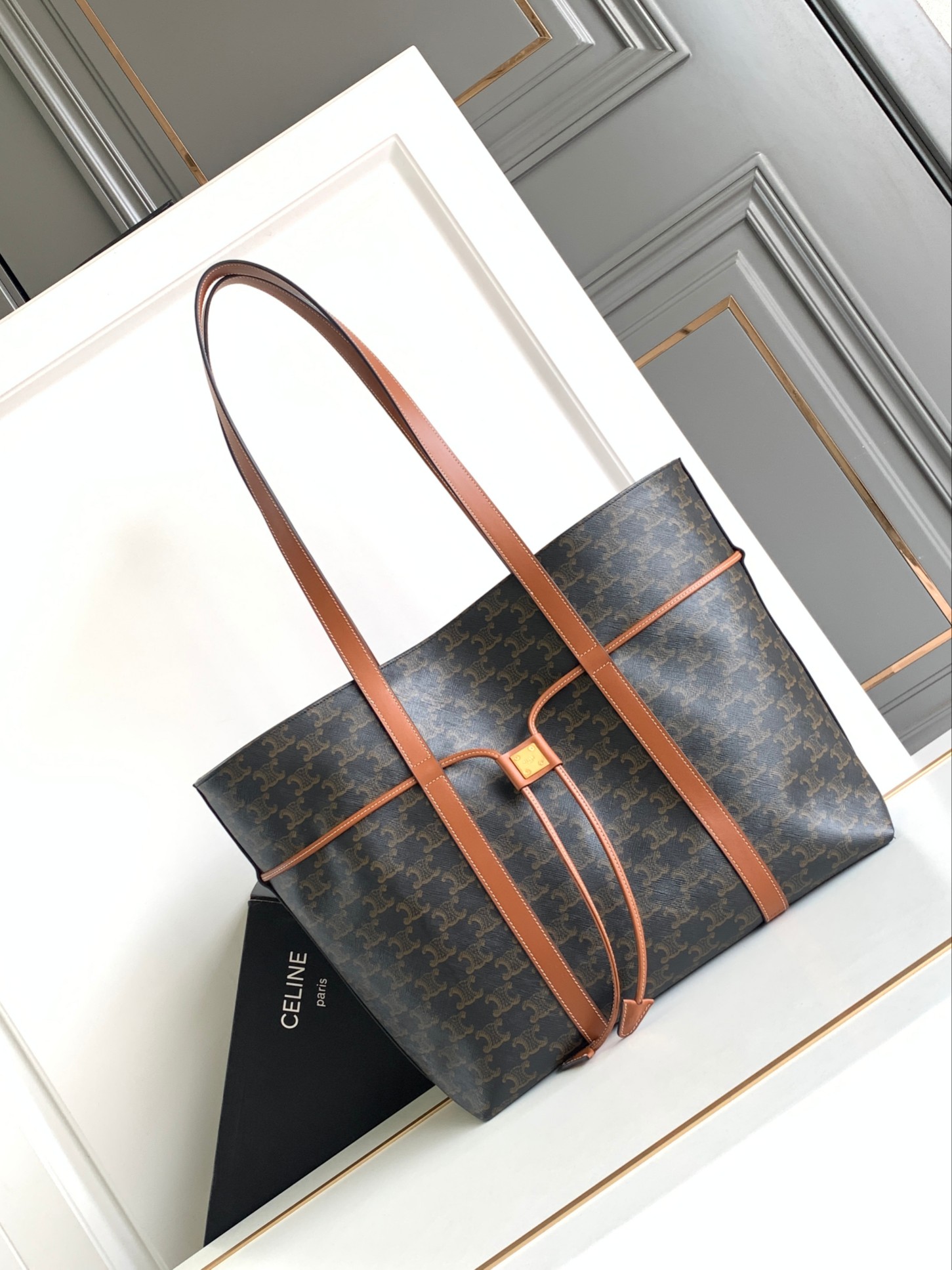 Ce**e cabas drawstring in triomphe canvas and calfskin tan