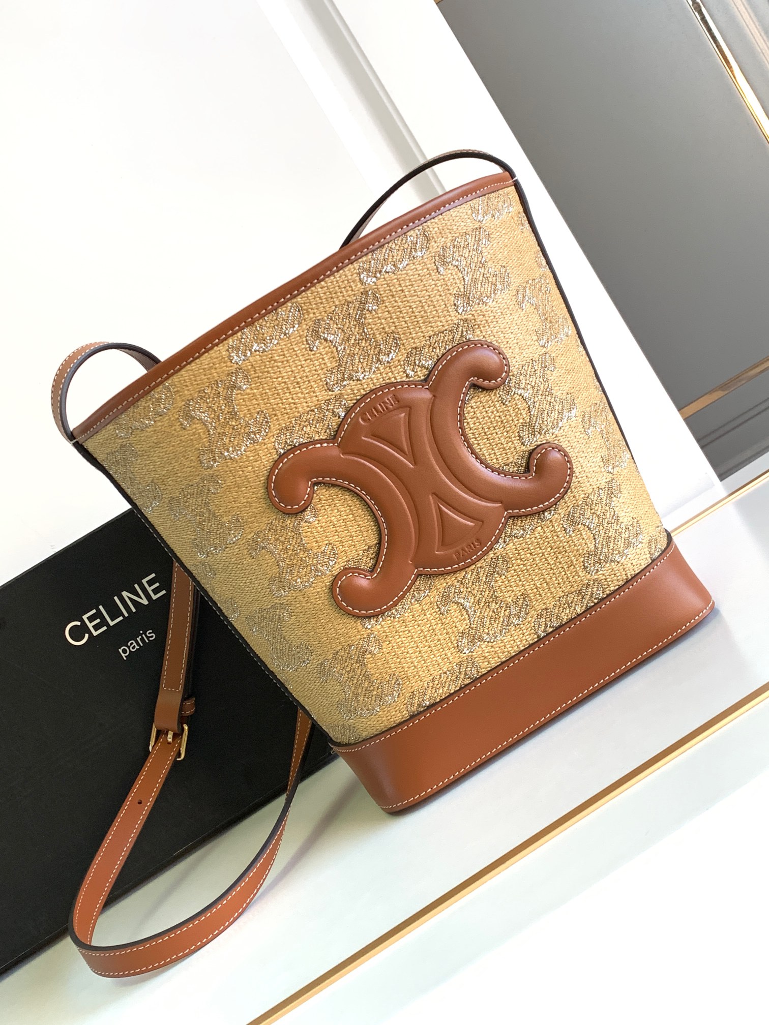Ce**e bucket cuir triomphe bag