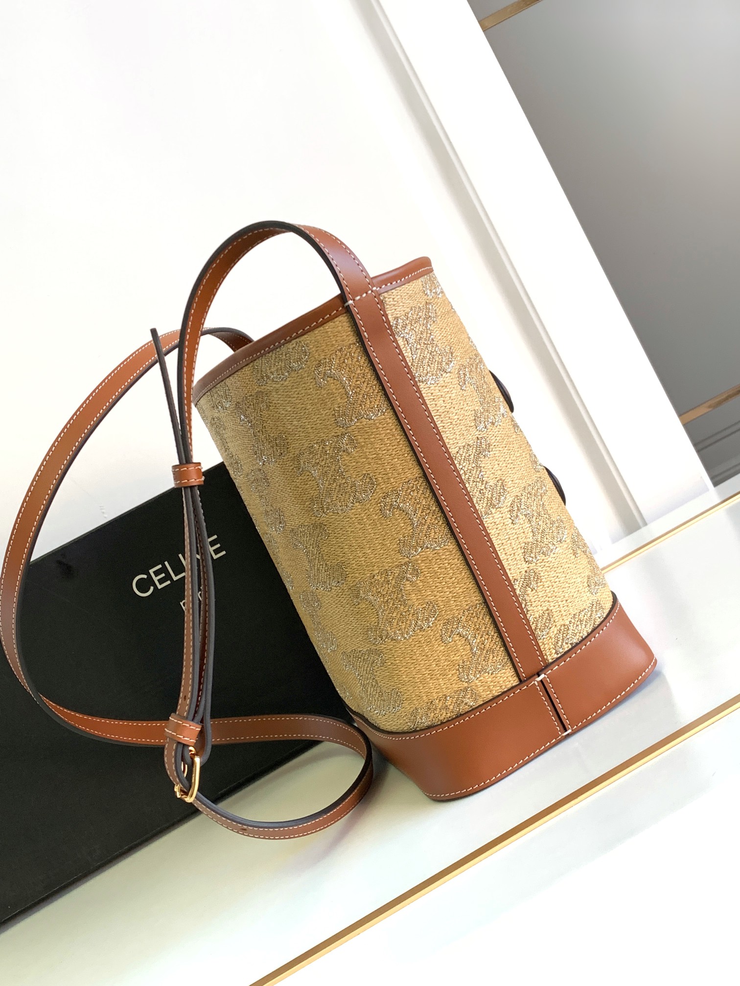 Ce**e bucket cuir triomphe bag