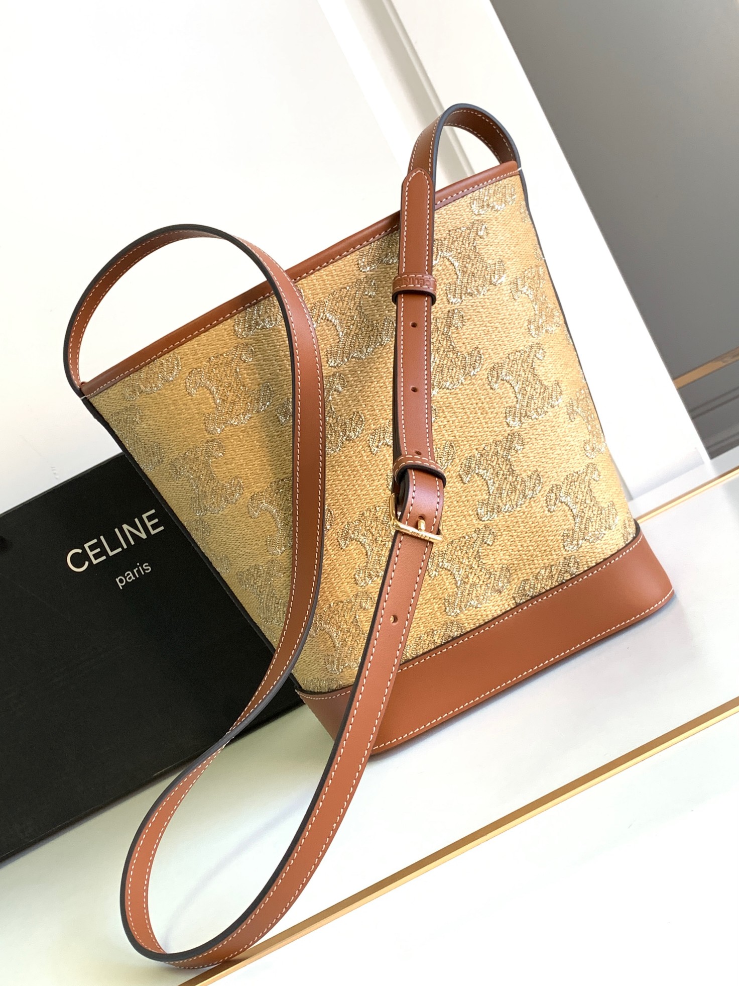 Ce**e bucket cuir triomphe bag