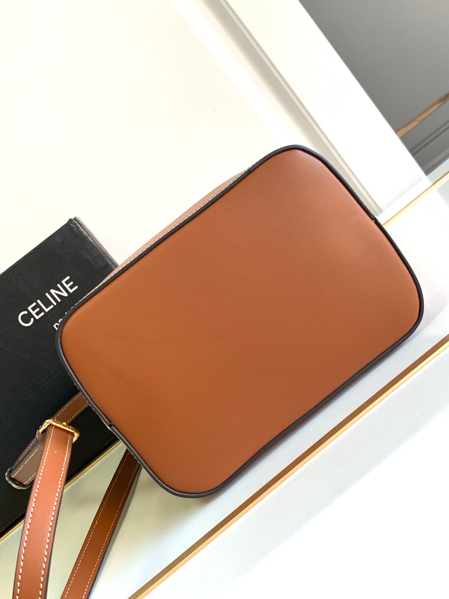 Ce**e bucket cuir triomphe bag