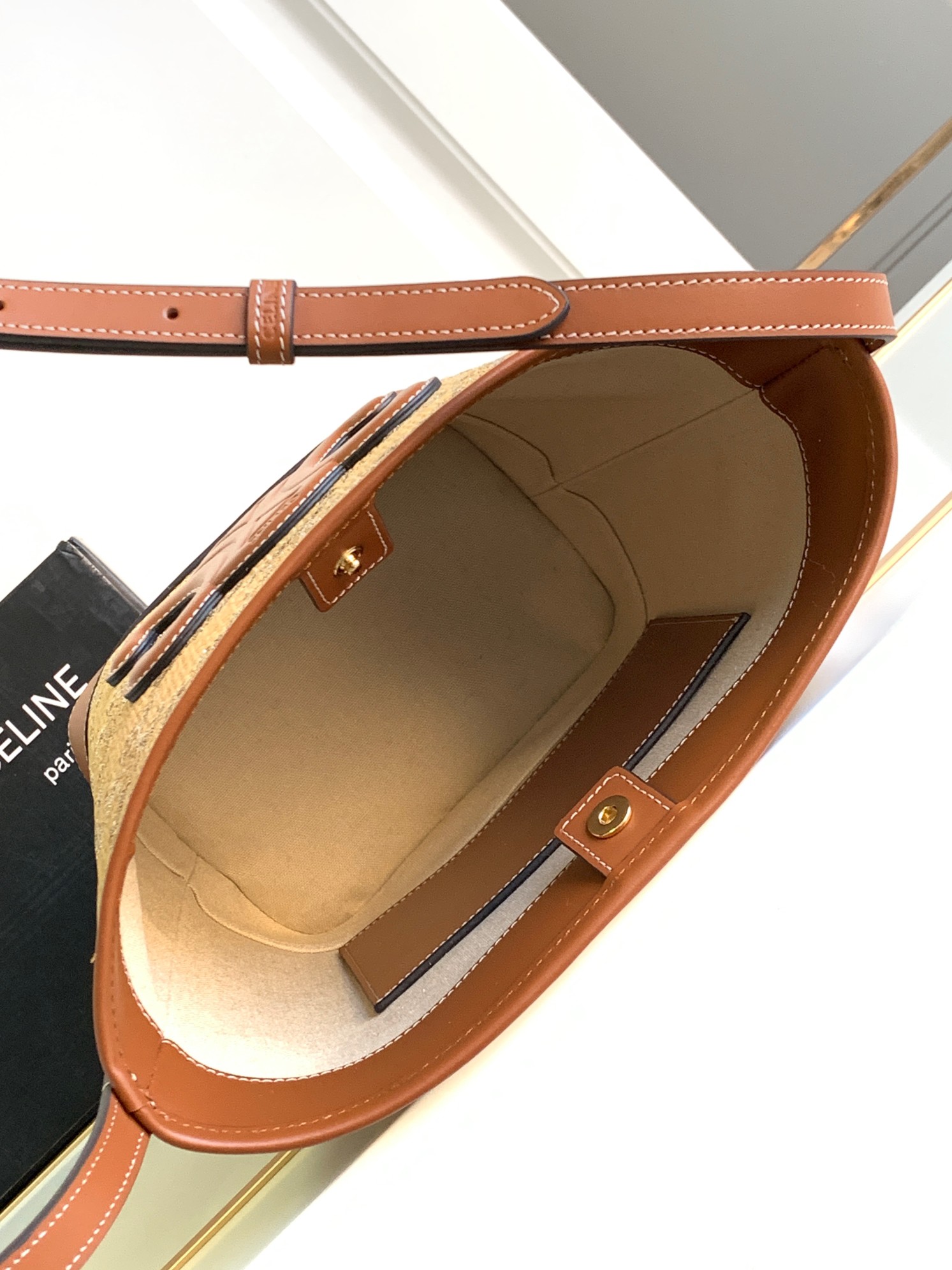 Ce**e bucket cuir triomphe bag