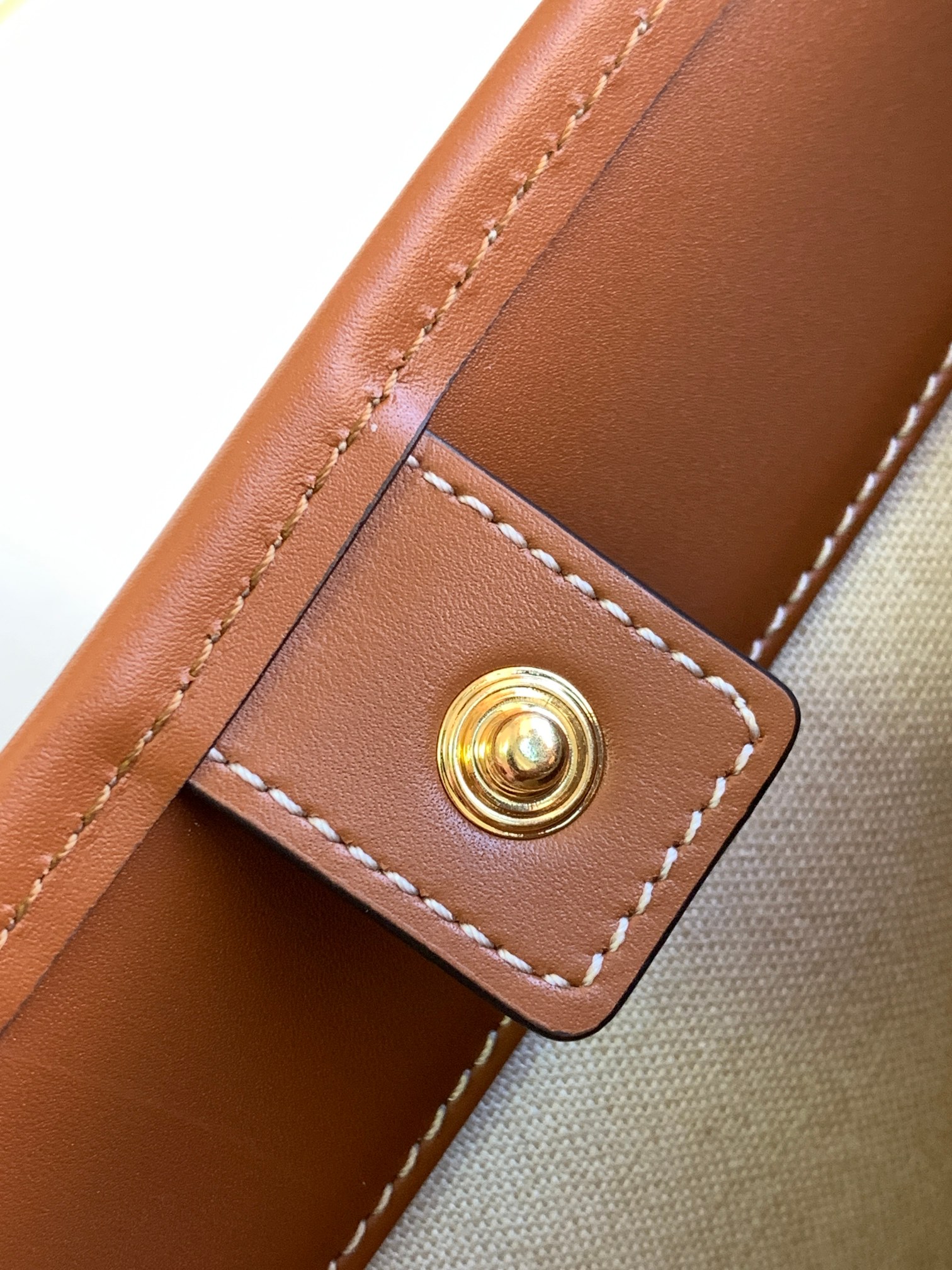Ce**e bucket cuir triomphe bag