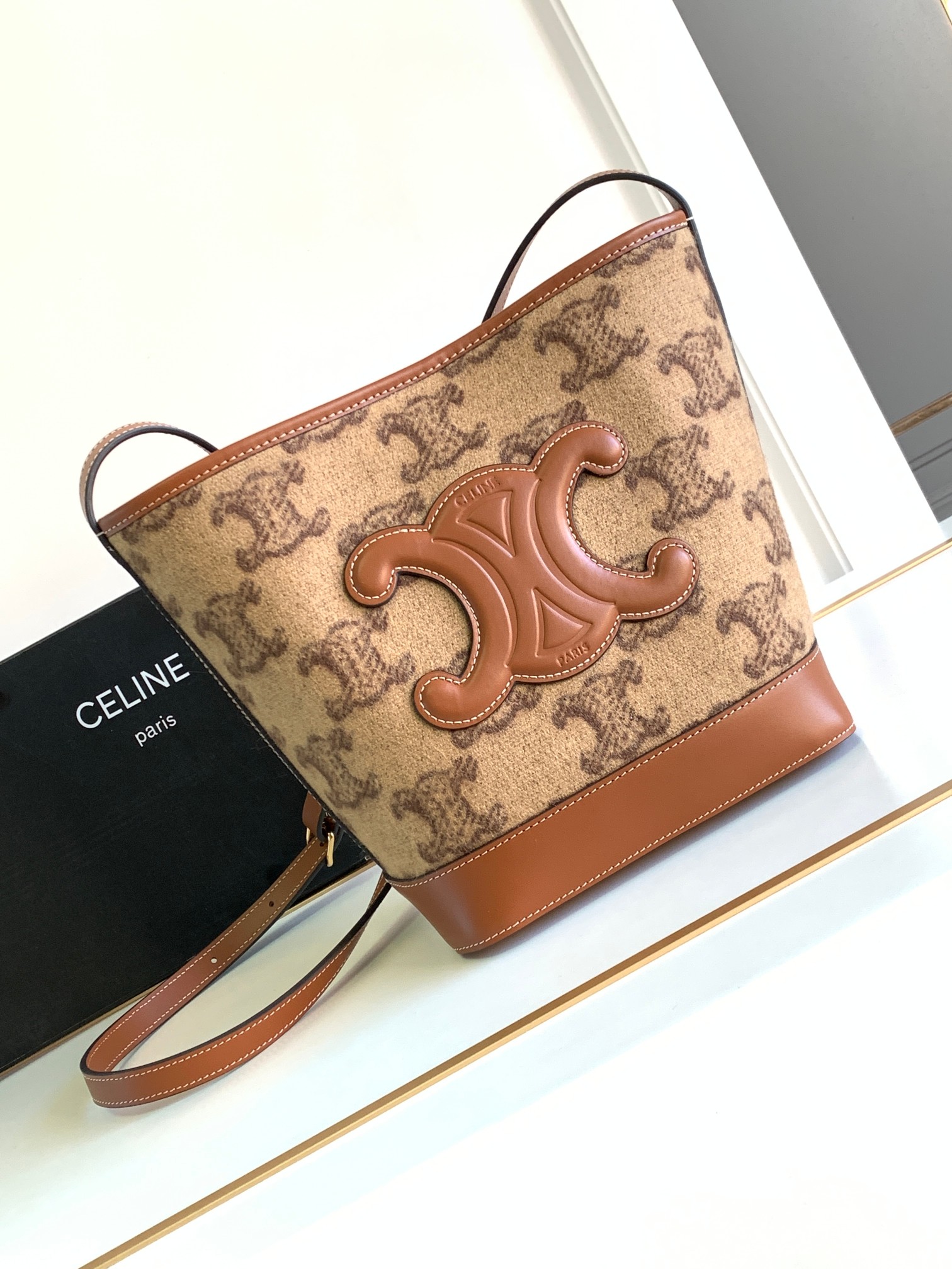Ce**e bucket cuir triomphe bag
