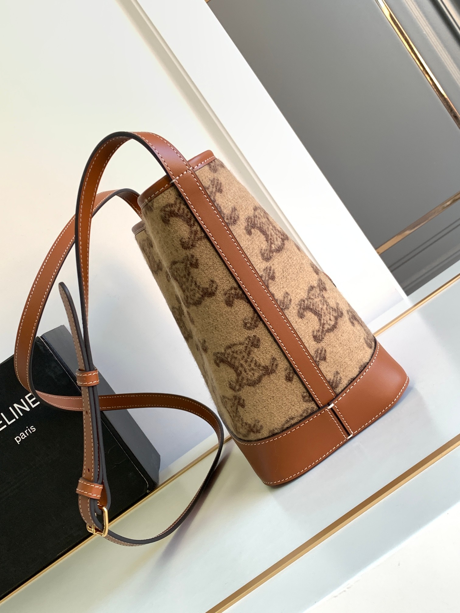 Ce**e bucket cuir triomphe bag