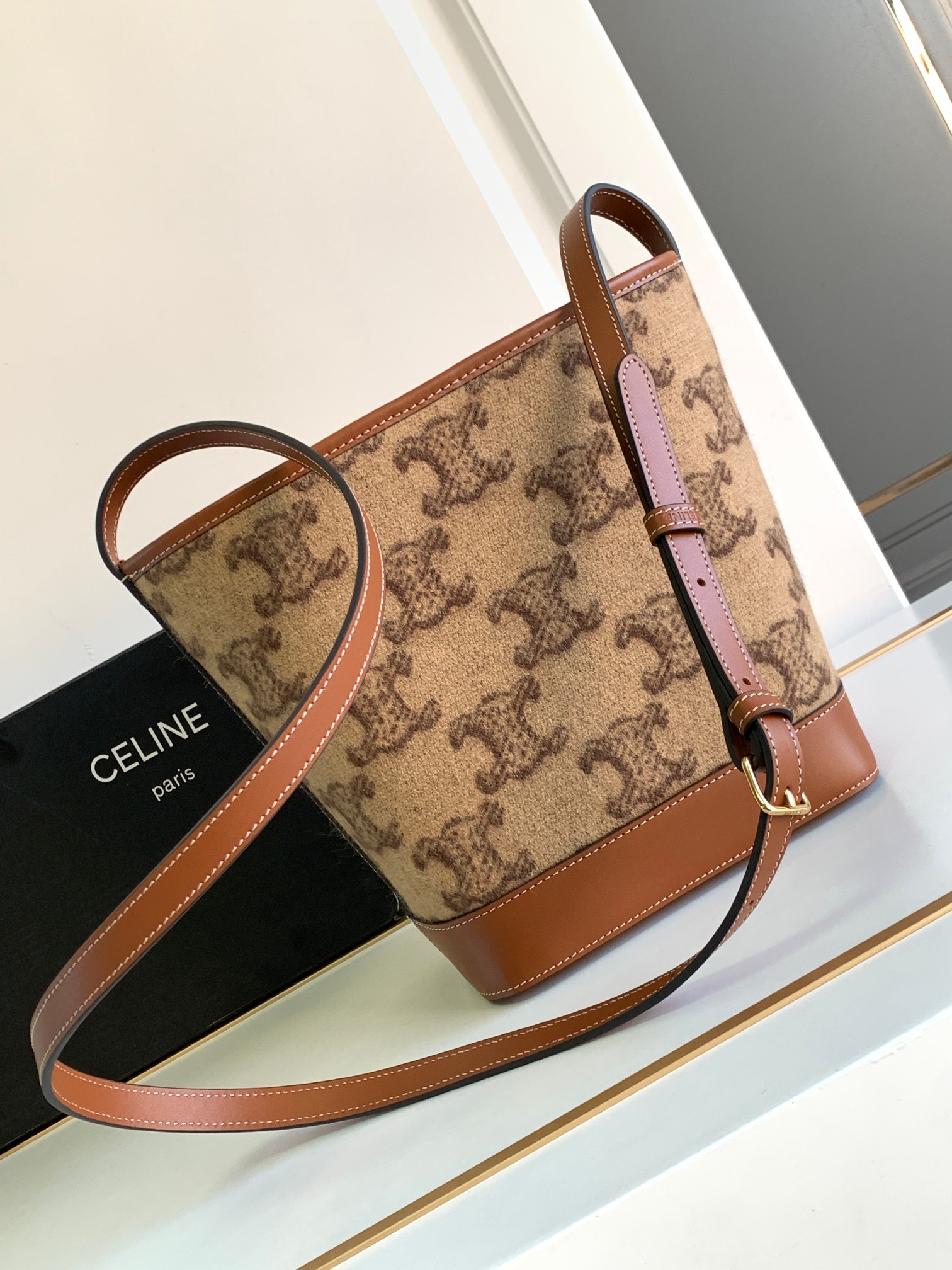 Ce**e bucket cuir triomphe bag