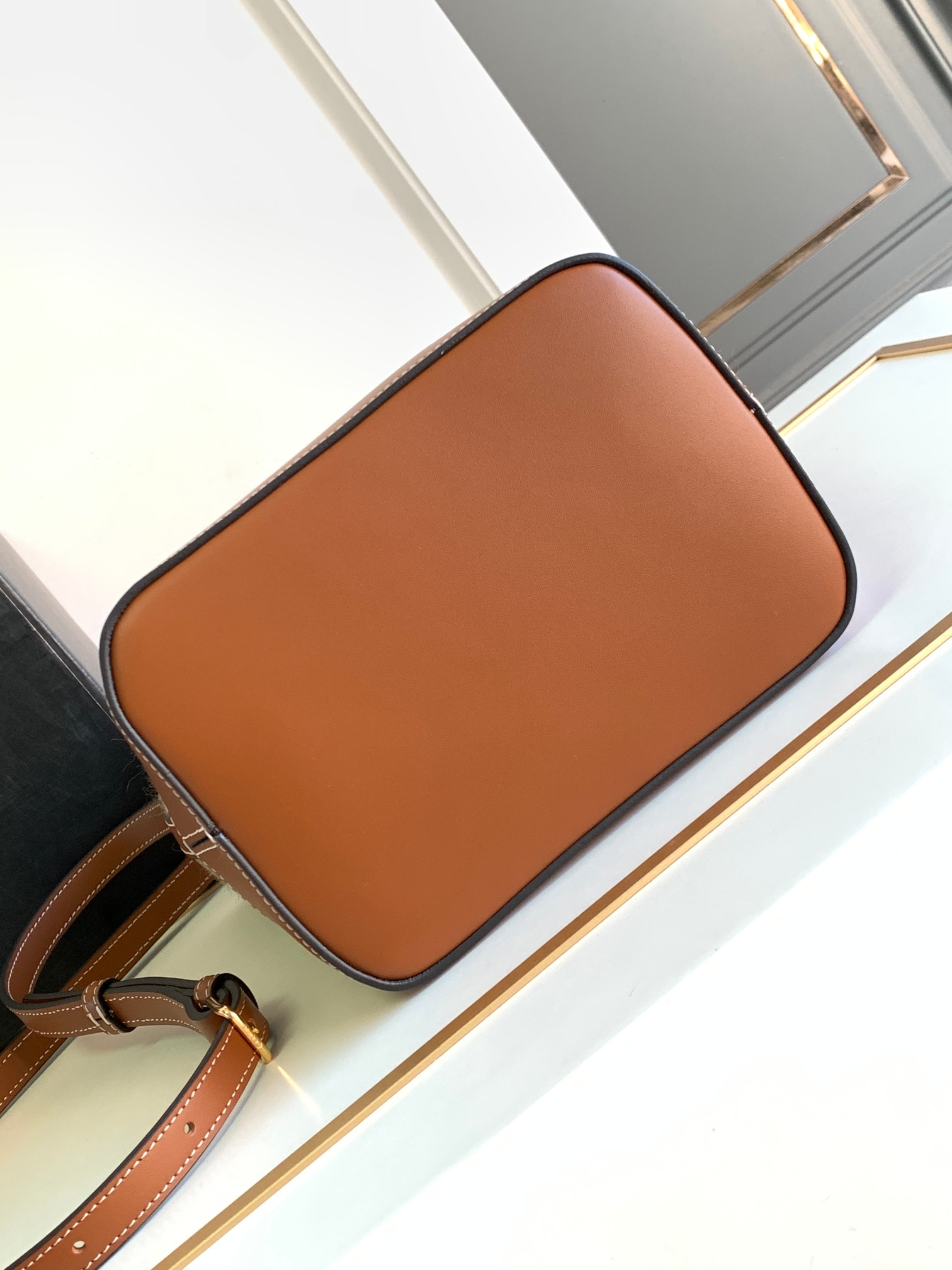 Ce**e bucket cuir triomphe bag