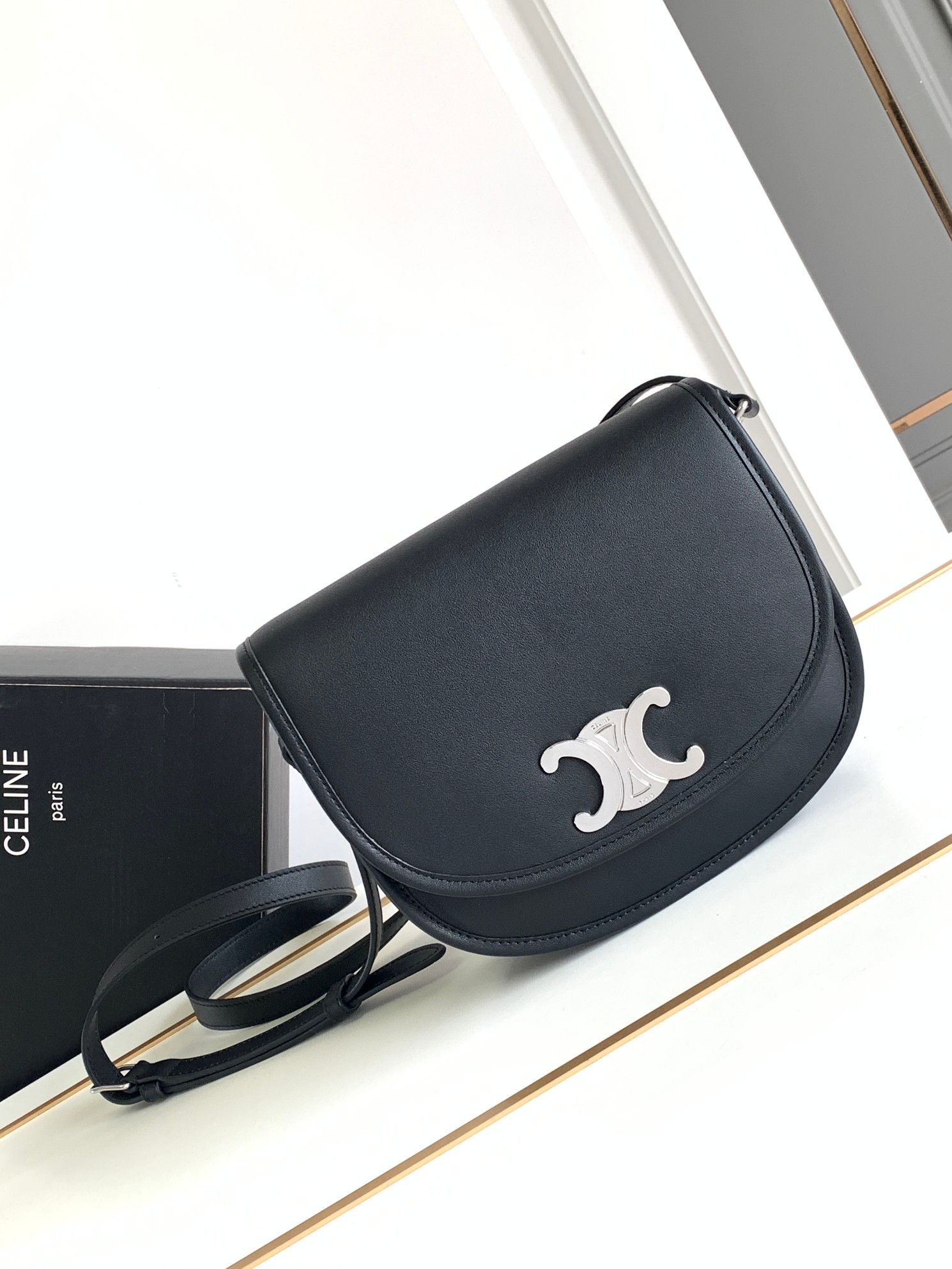 ce**e medium besace triomphe in S*pple natural calfskin black