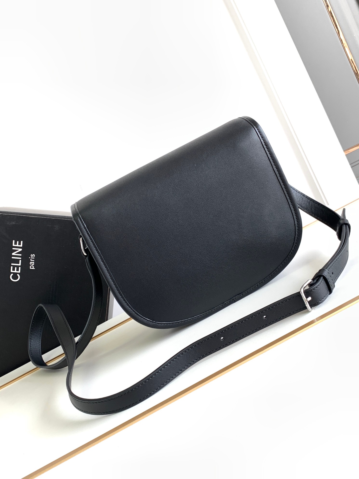 ce**e medium besace triomphe in S*pple natural calfskin black
