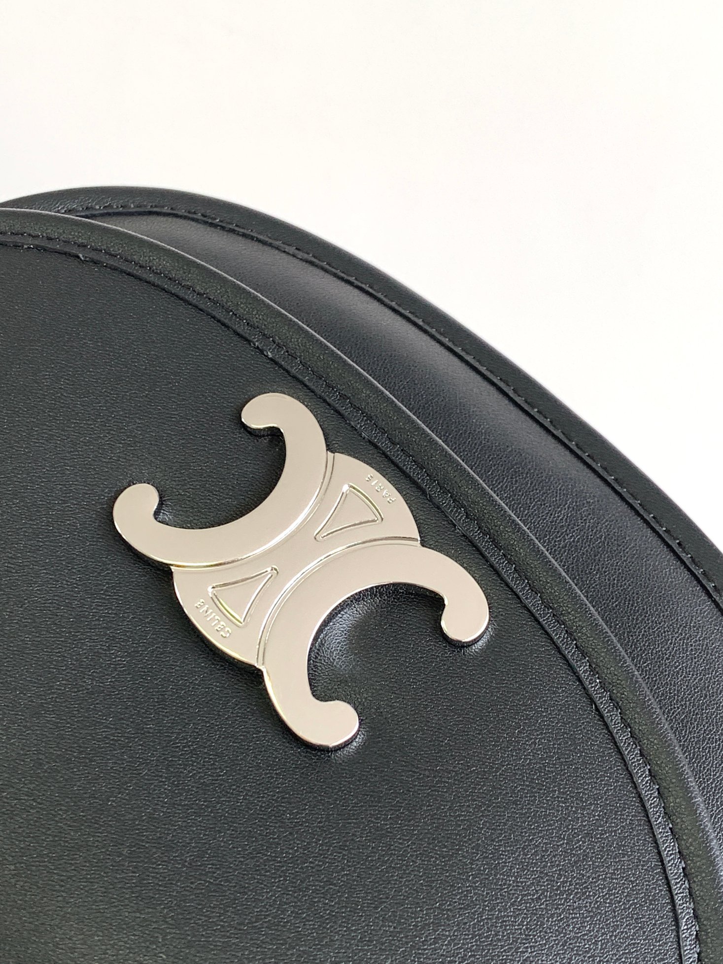 ce**e medium besace triomphe in S*pple natural calfskin black