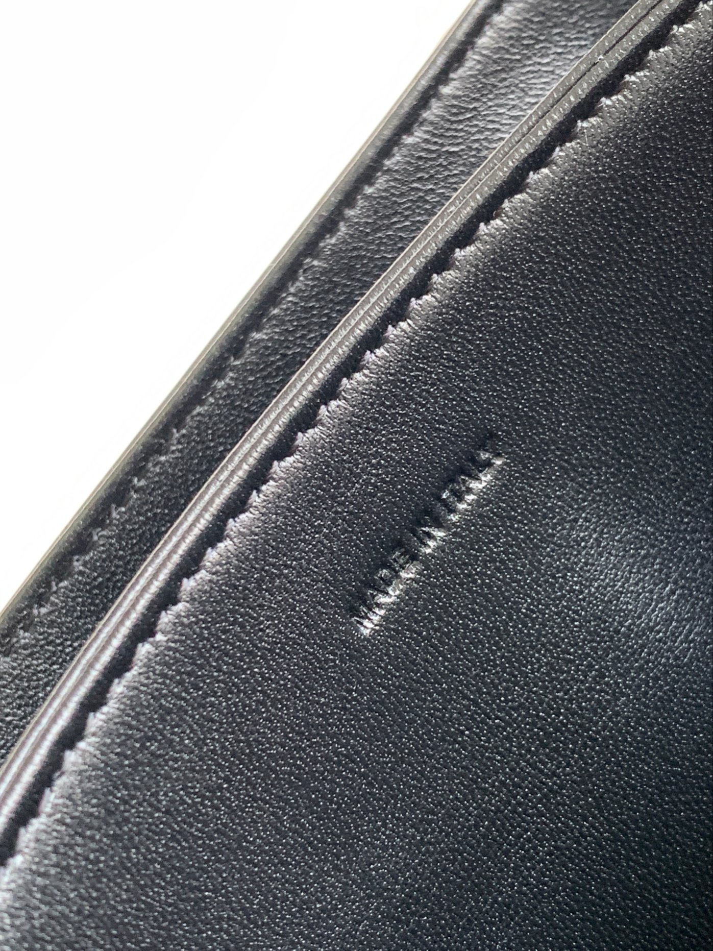 ce**e medium besace triomphe in S*pple natural calfskin black