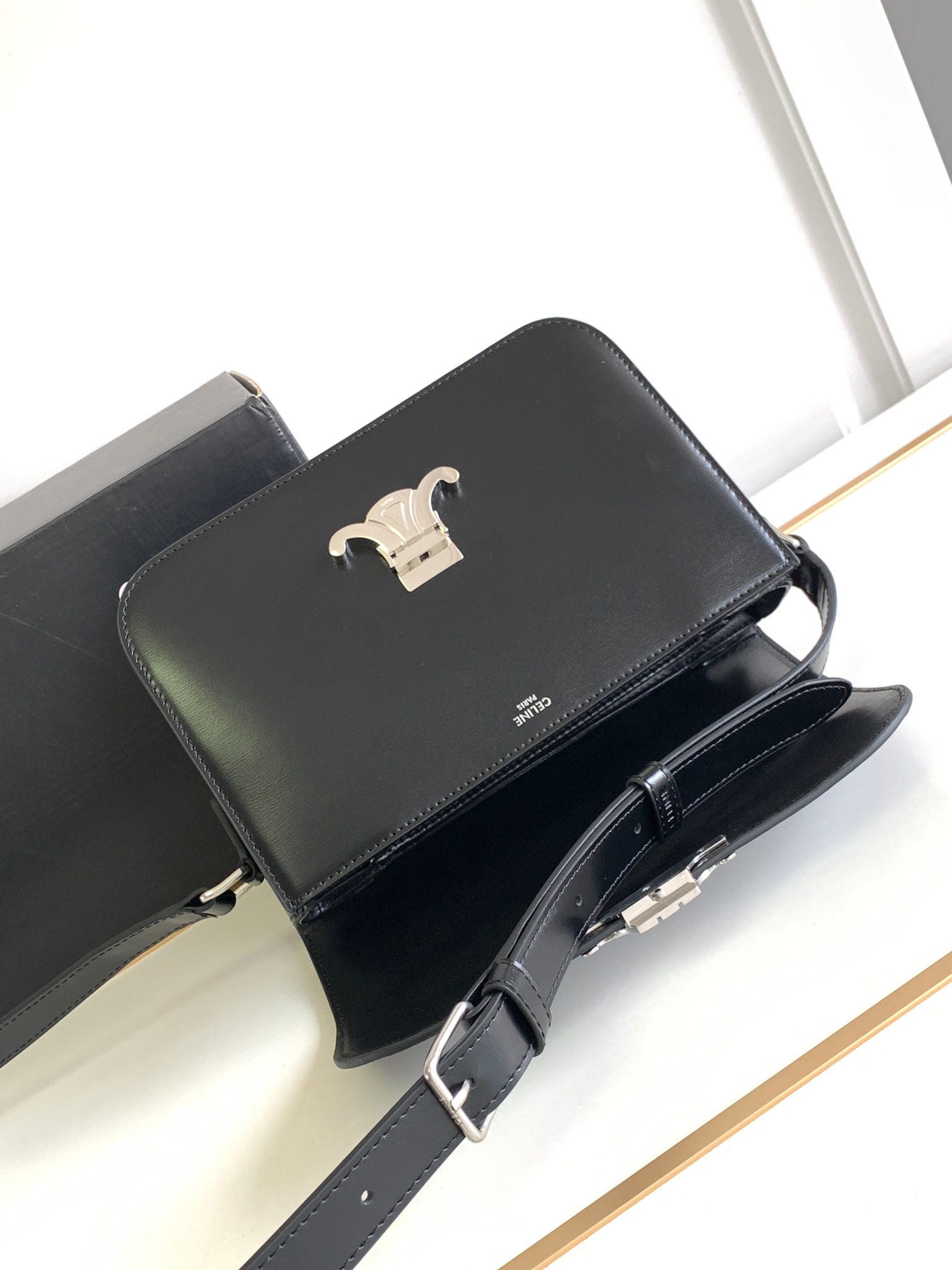 Ce**e classique triomphe bag