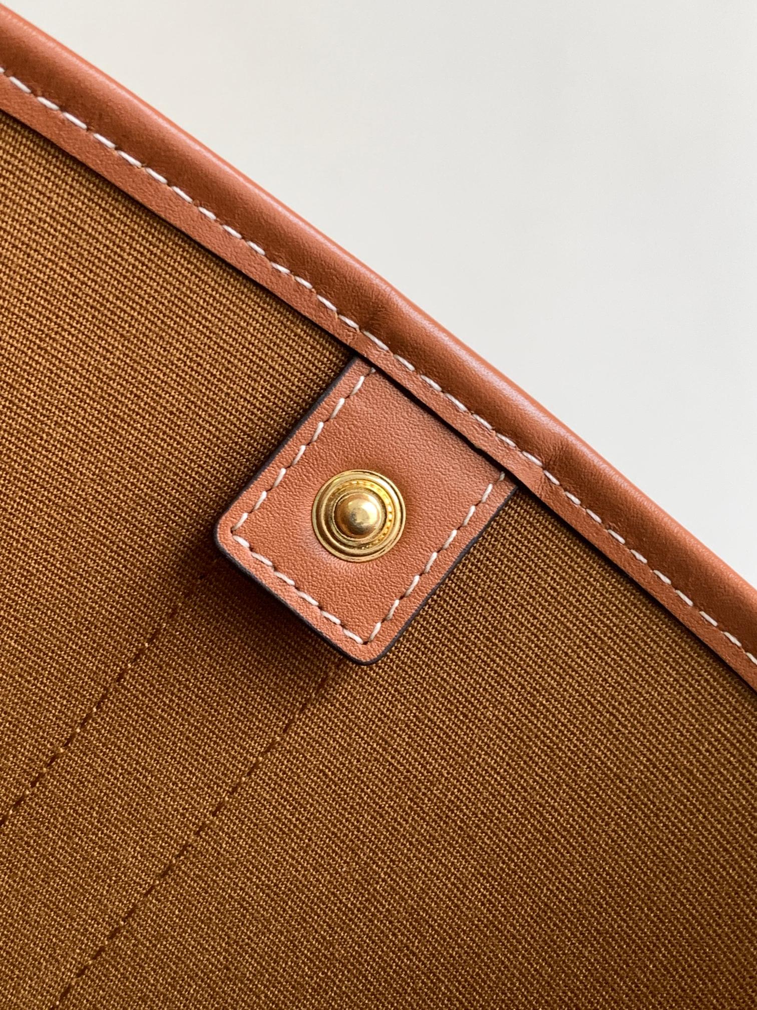 Ce**e small bucket in triomphe canvas and calfskin