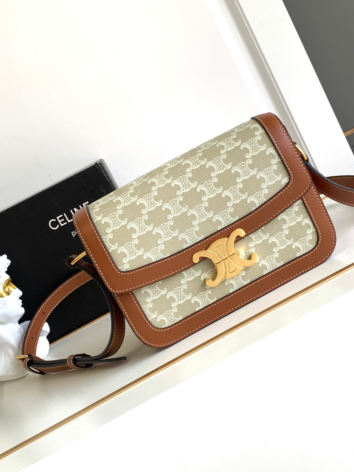 Ce**e classique triomphe bag