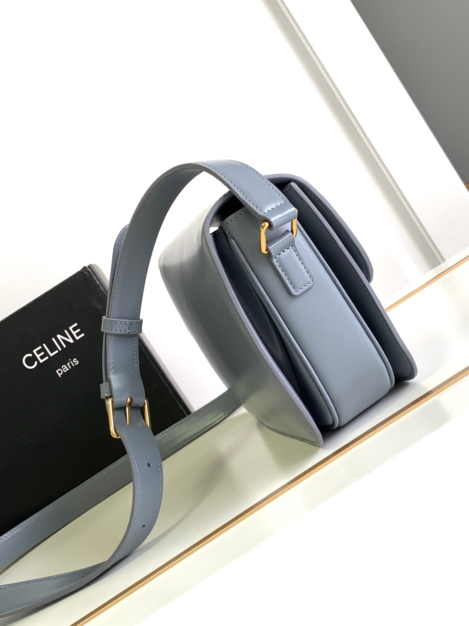 Ce**e classique triomphe bag