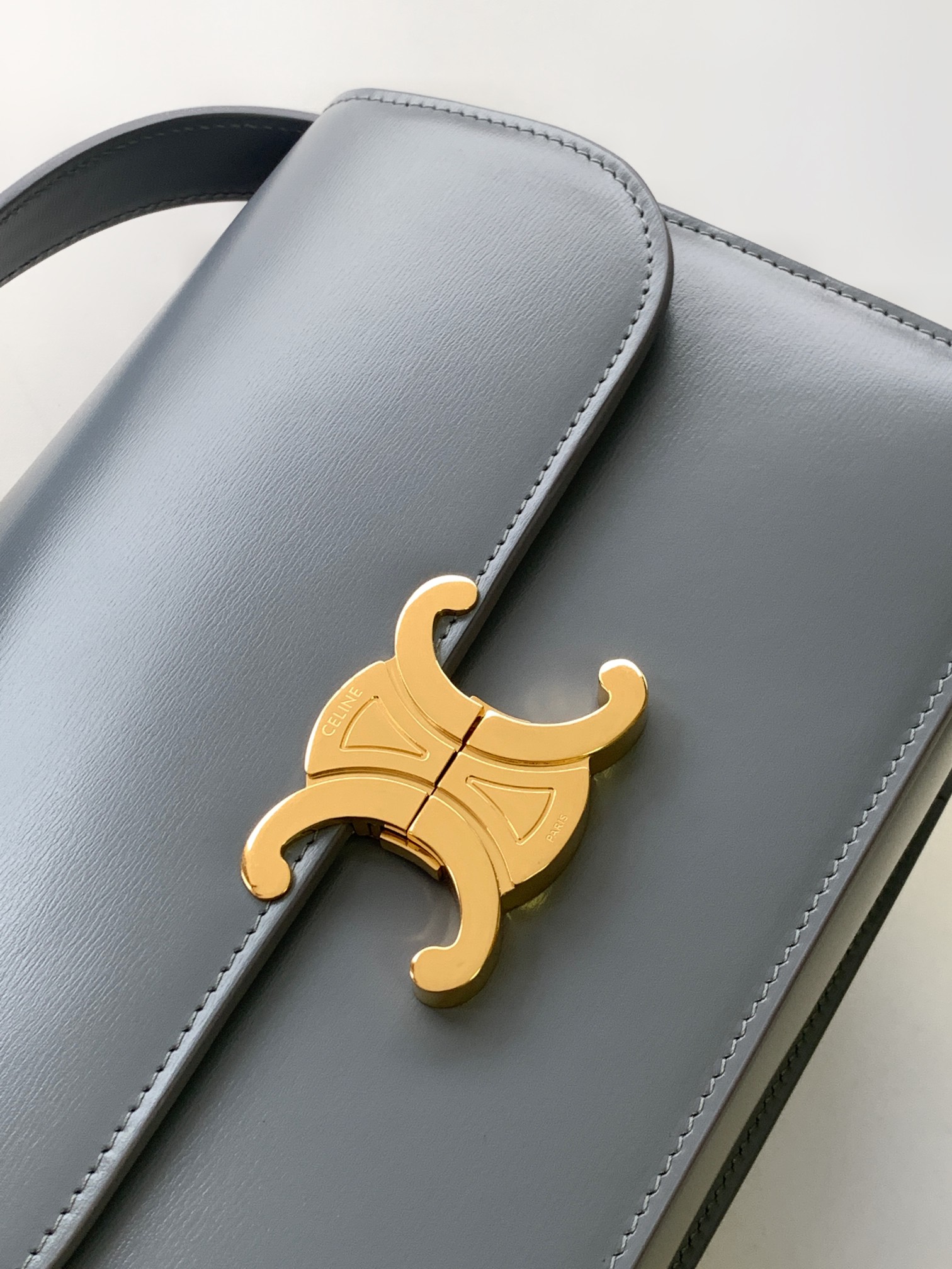 Ce**e classique triomphe bag