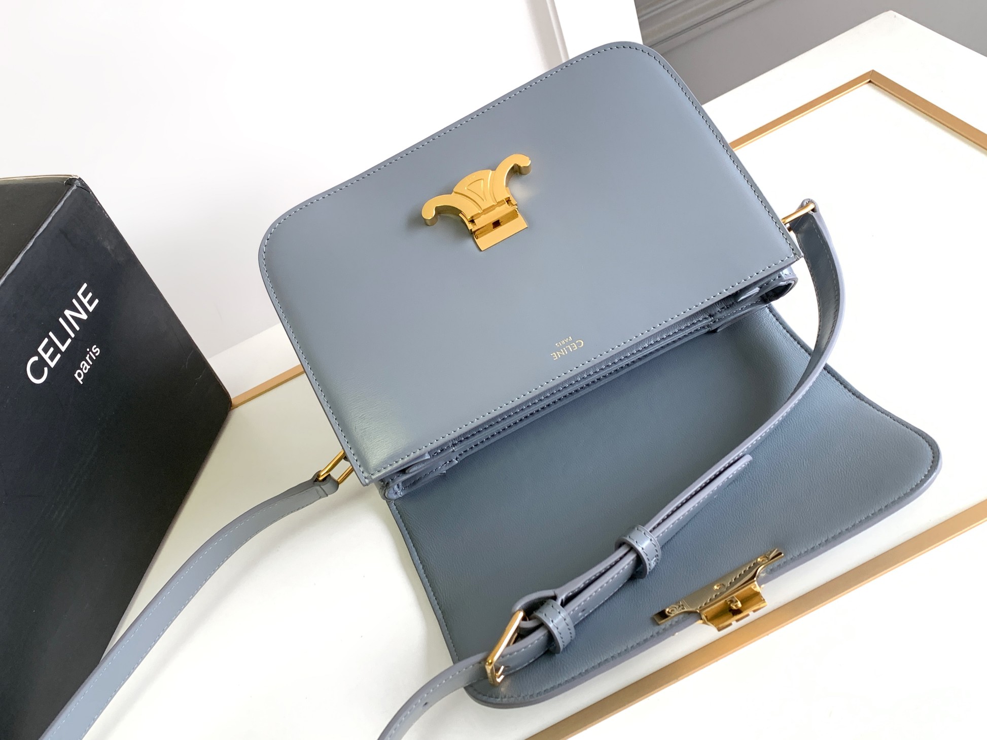 Ce**e classique triomphe bag