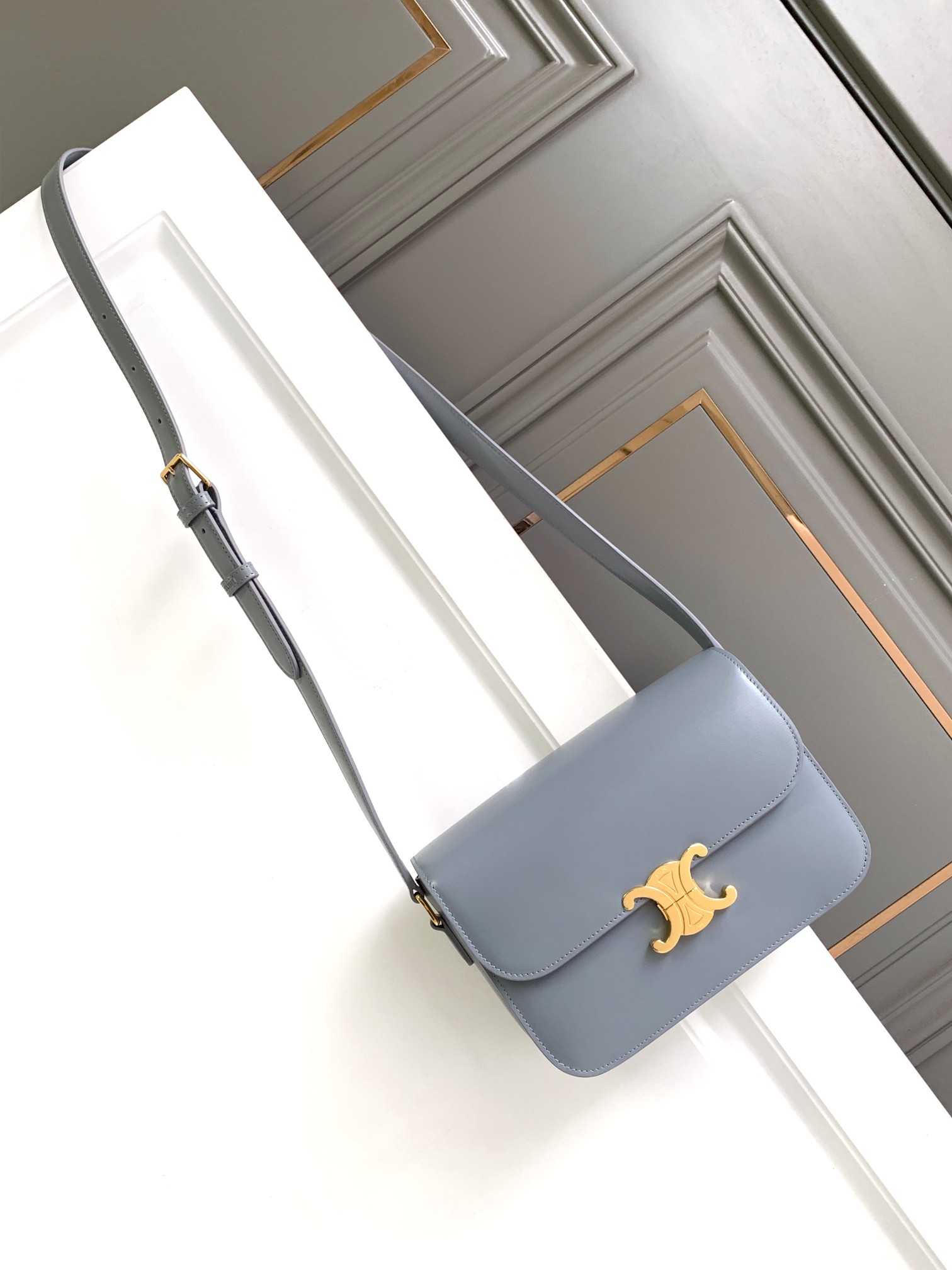 Ce**e classique triomphe bag