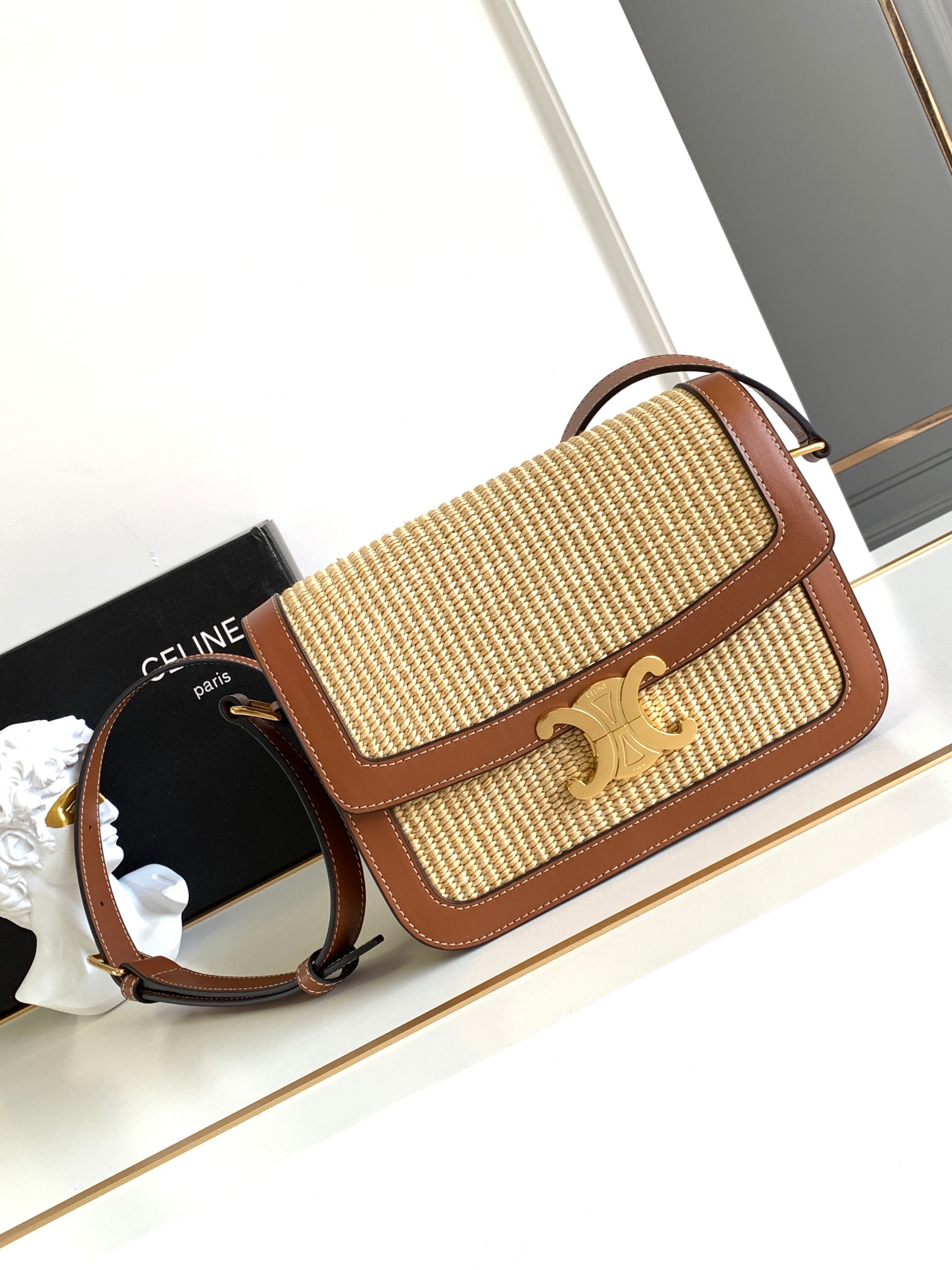 Ce**e classique triomphe bag