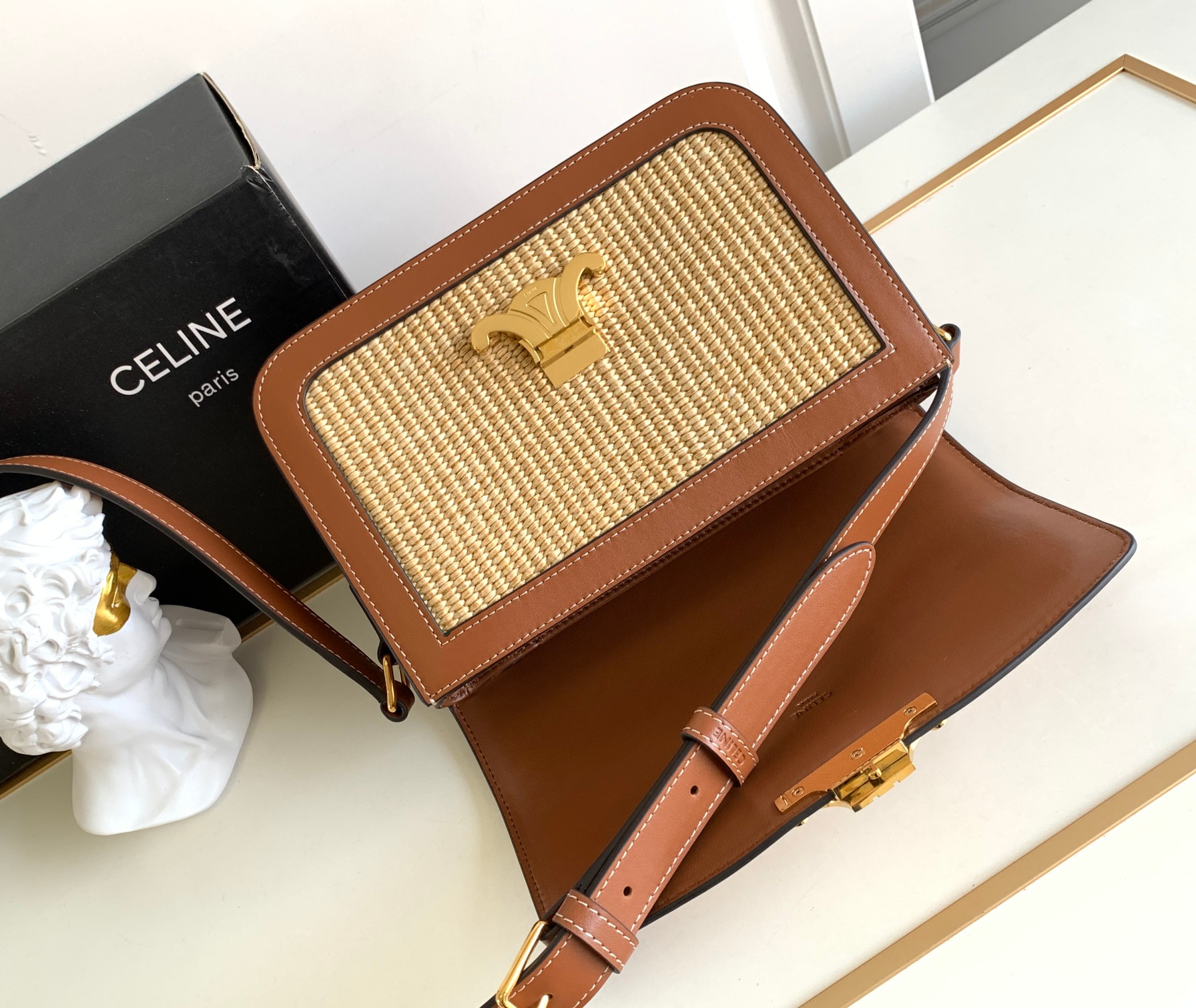 Ce**e classique triomphe bag