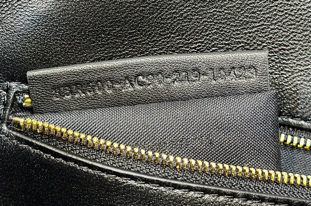 F**di baguette medium bag