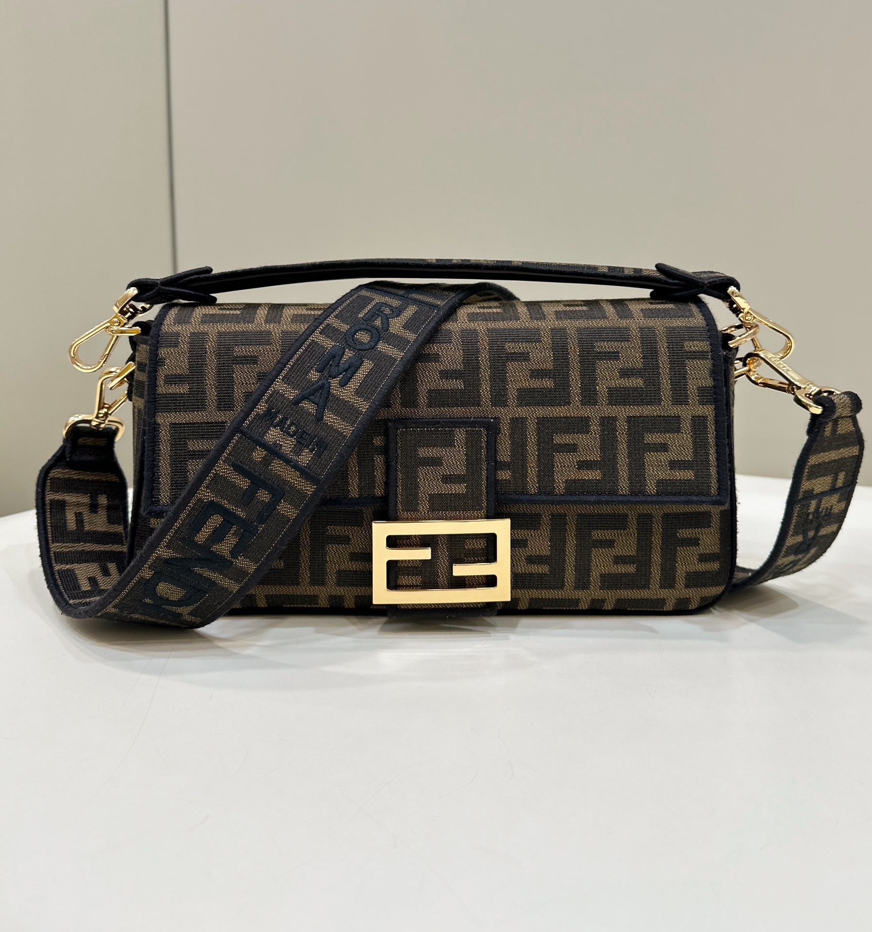 F**di baguette medium bag