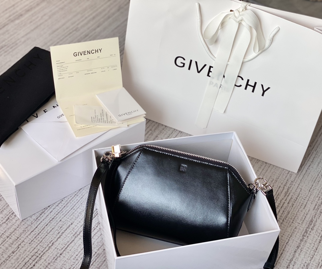 Givenchy XS Antigona Bag