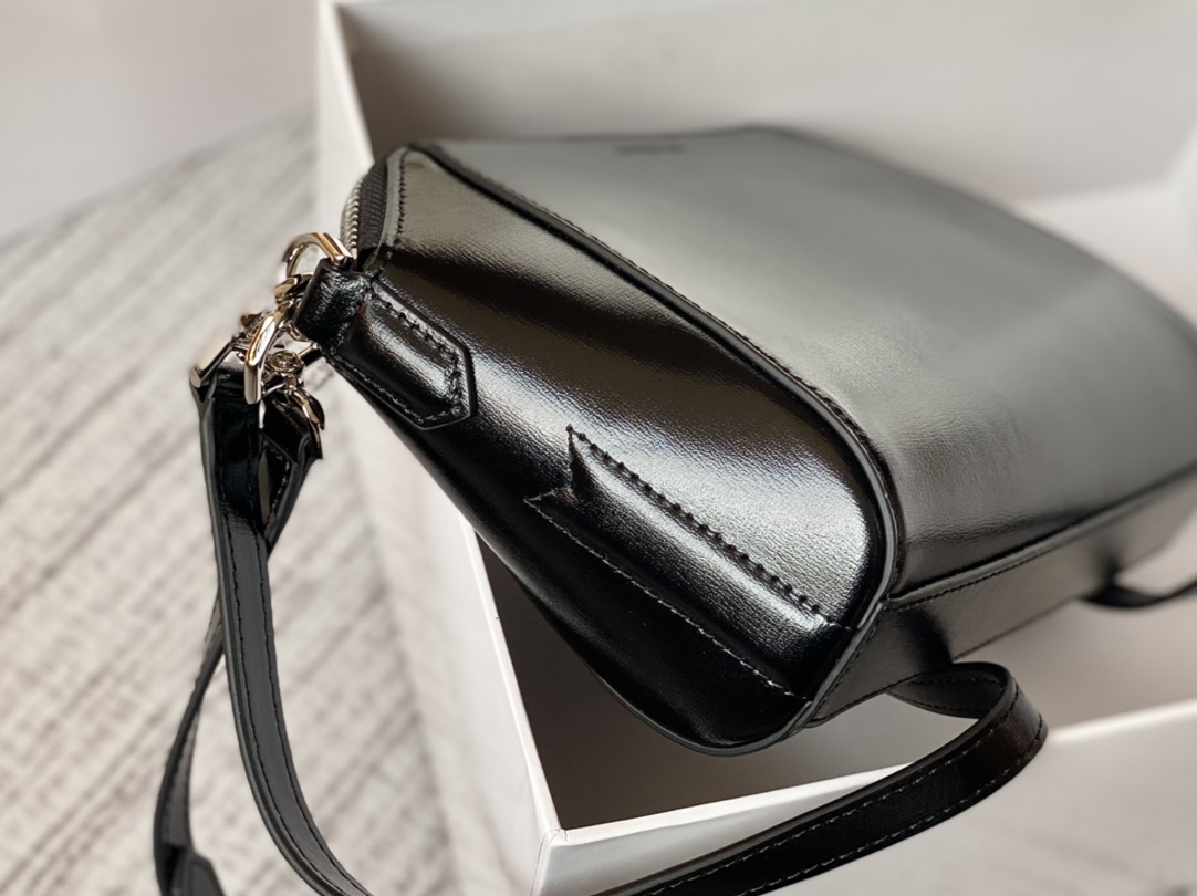 Givenchy XS Antigona Bag