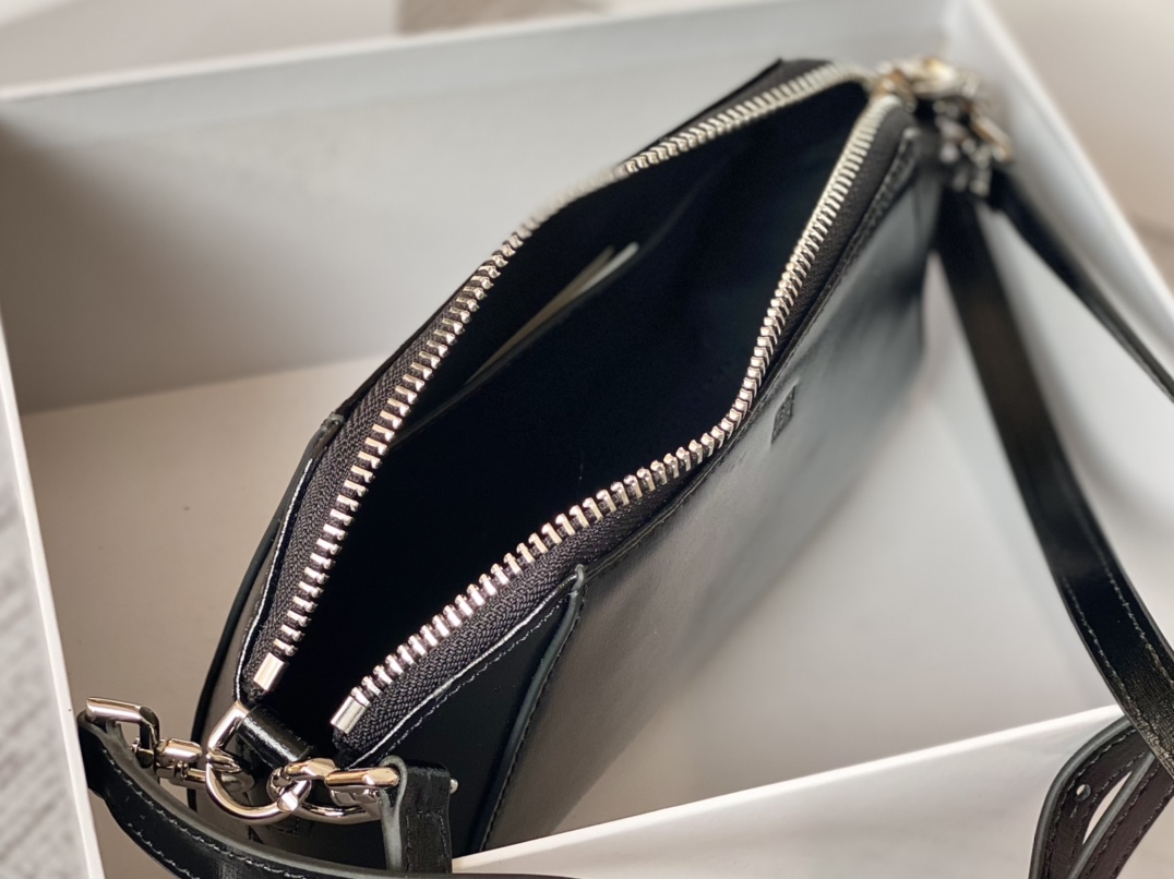 Givenchy XS Antigona Bag