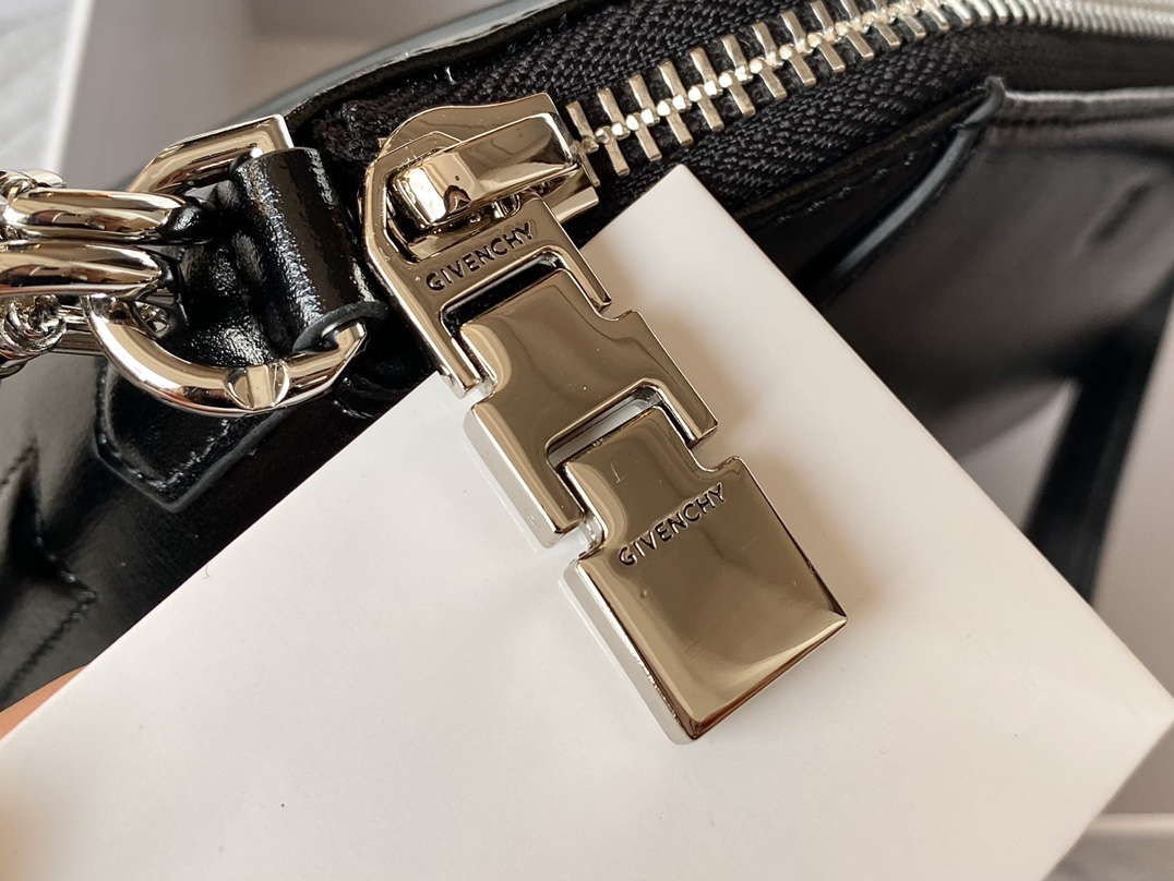 Givenchy XS Antigona Bag