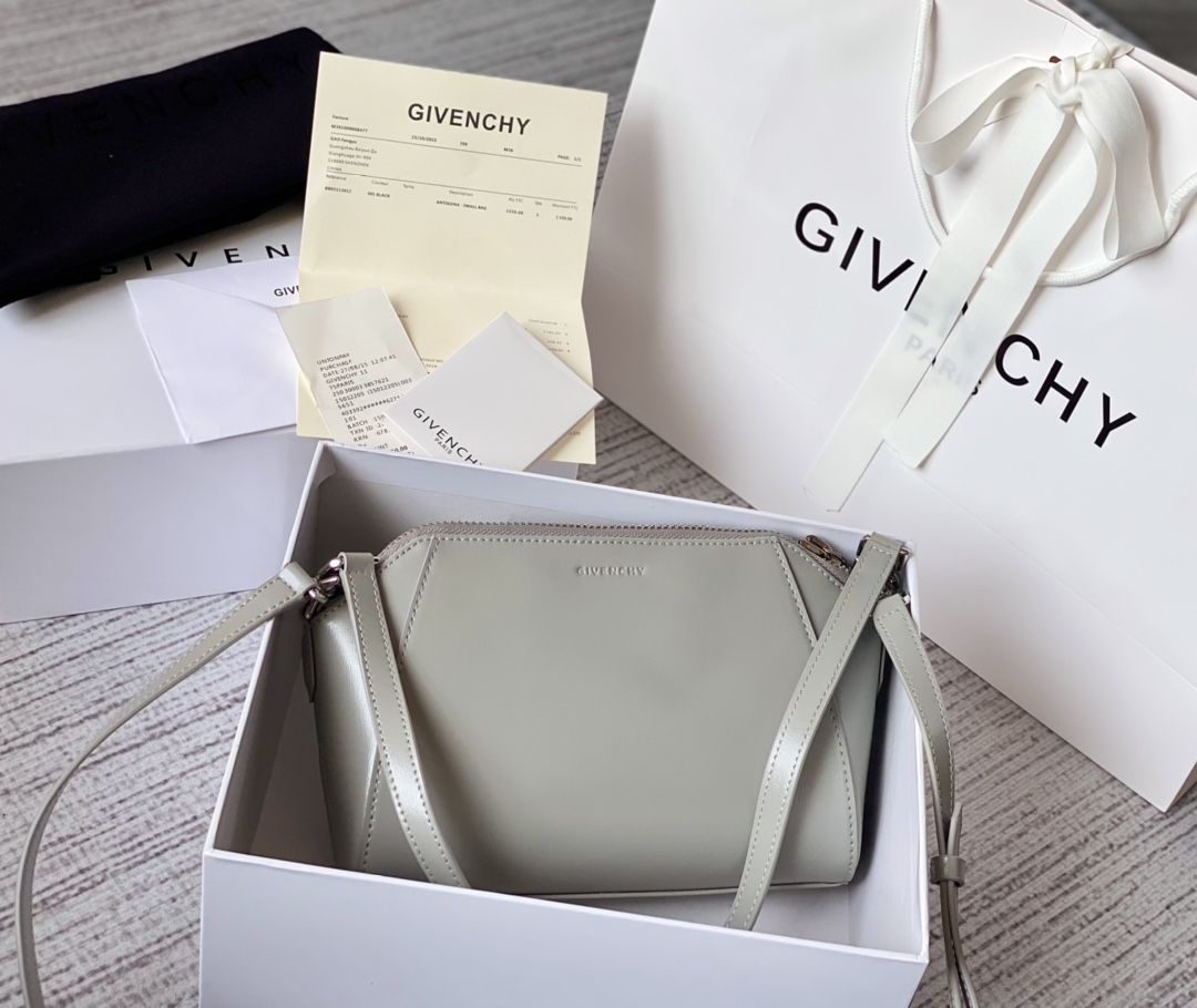 Givenchy XS Antigona Bag