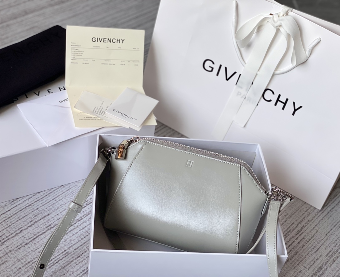 Givenchy XS Antigona Bag