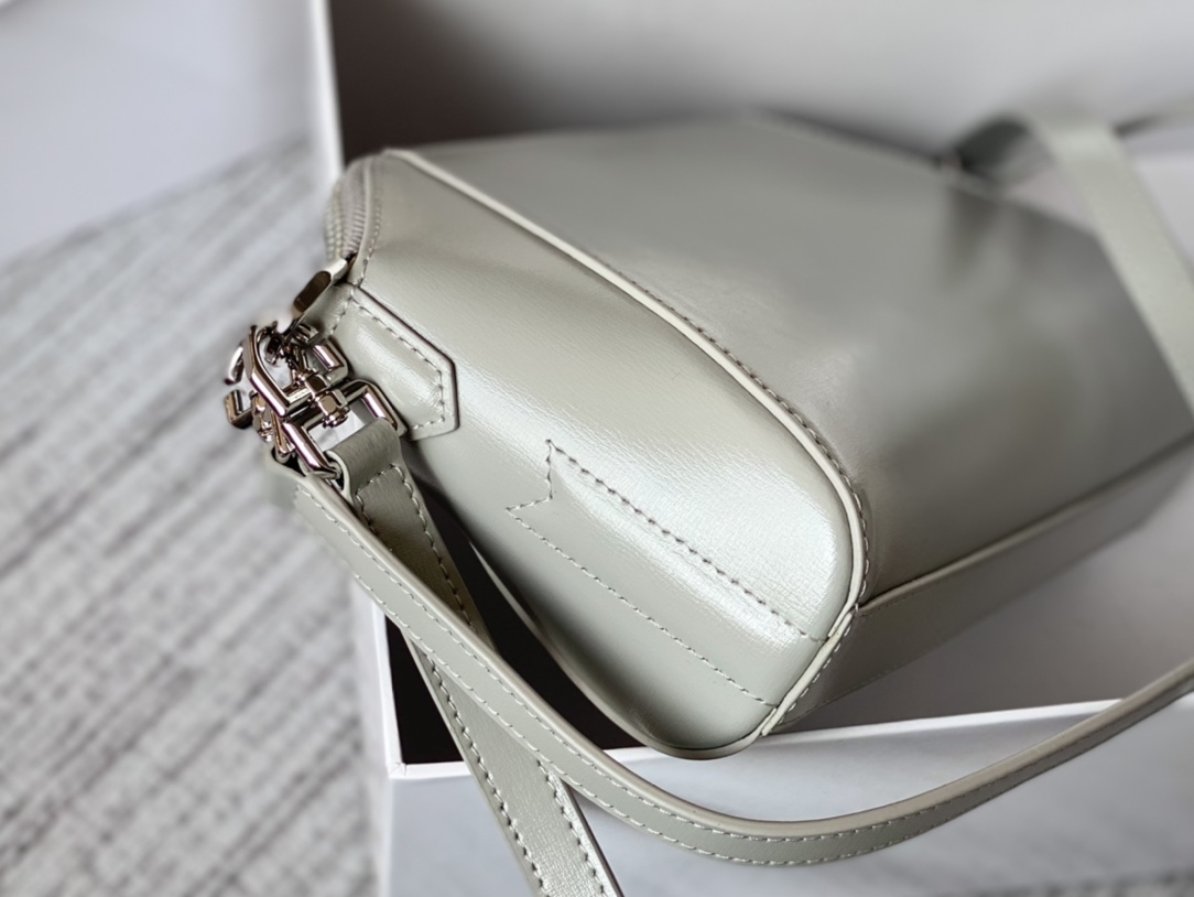 Givenchy XS Antigona Bag