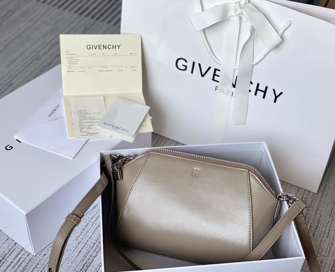 Givenchy XS Antigona Bag