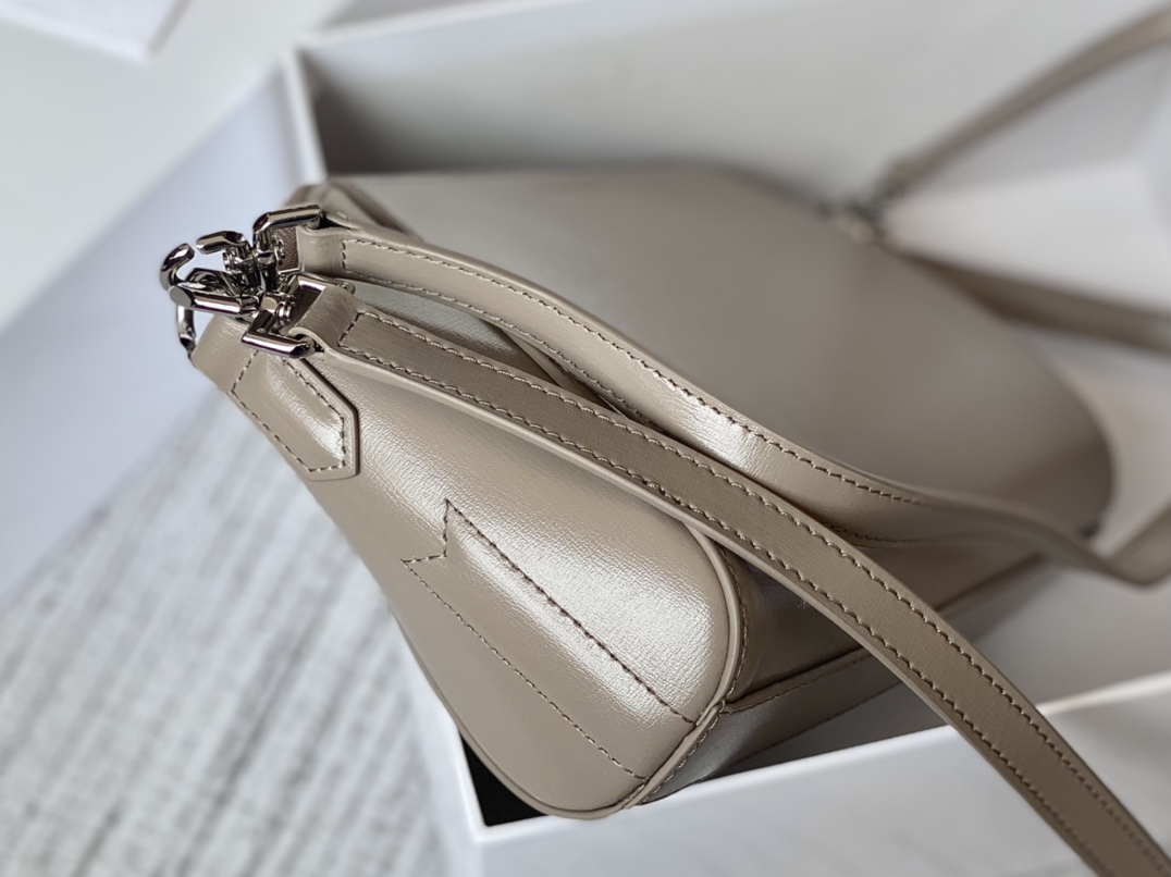 Givenchy XS Antigona Bag