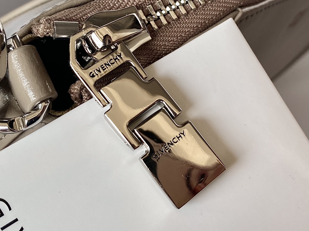 Givenchy XS Antigona Bag