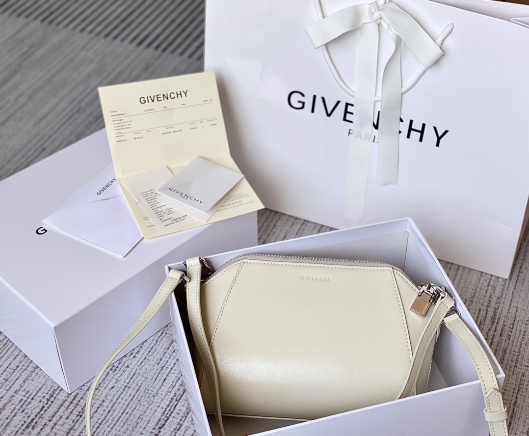 Givenchy XS Antigona Bag