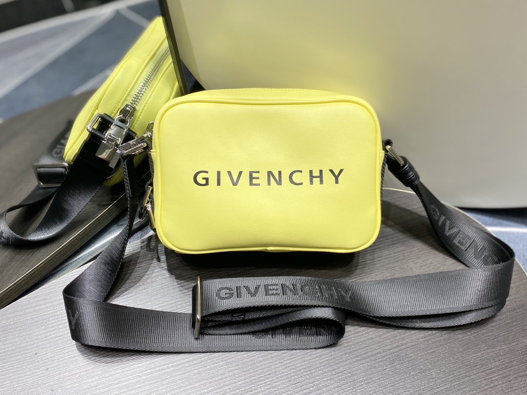 Givenchy G-Essentials Camera Bag
