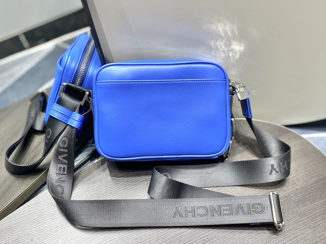 Givenchy G-Essentials Camera Bag