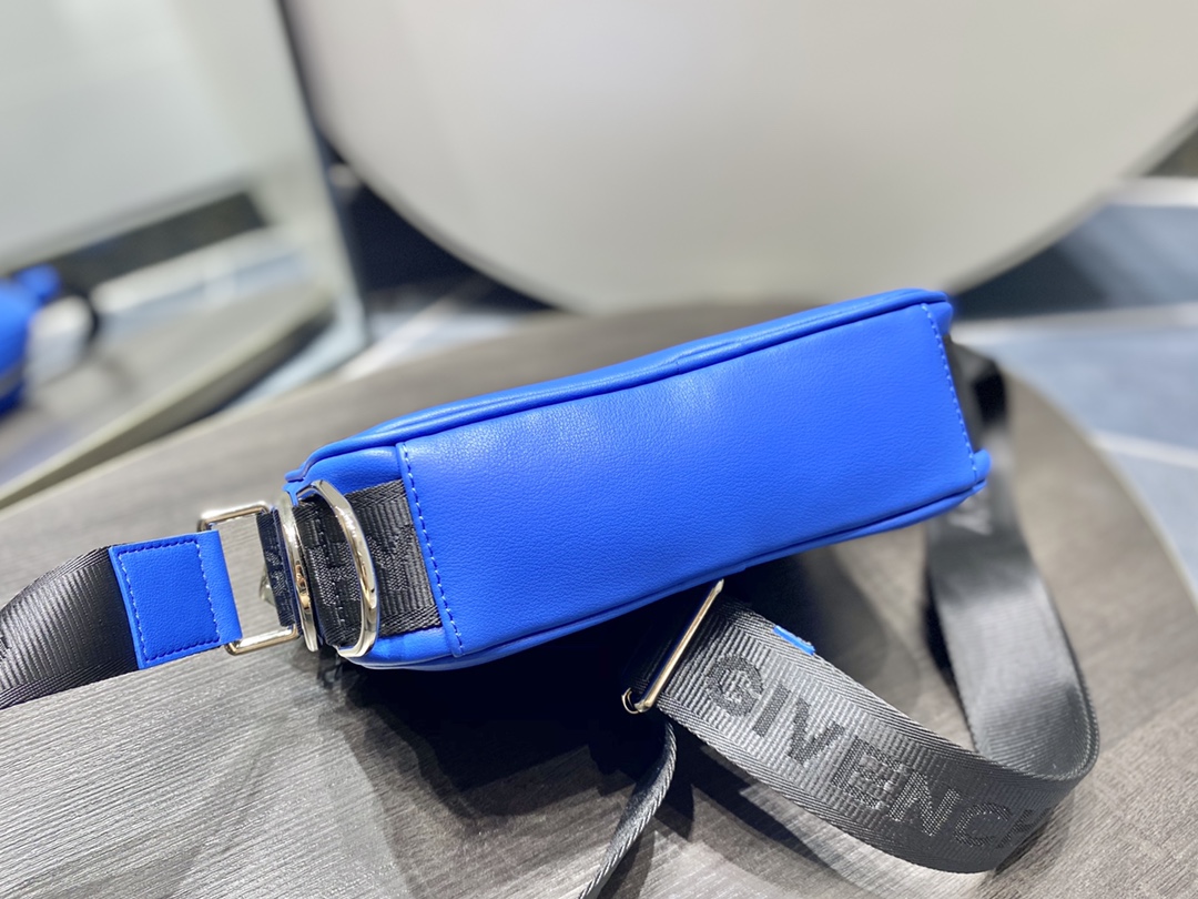 Givenchy G-Essentials Camera Bag