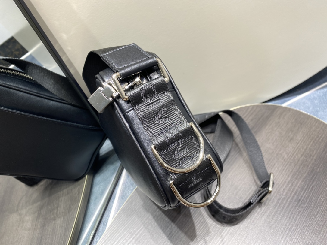 Givenchy G-Essentials Camera Bag