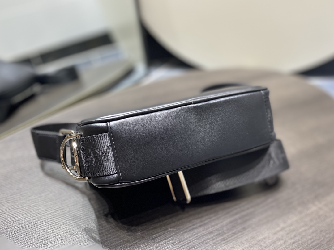 Givenchy G-Essentials Camera Bag