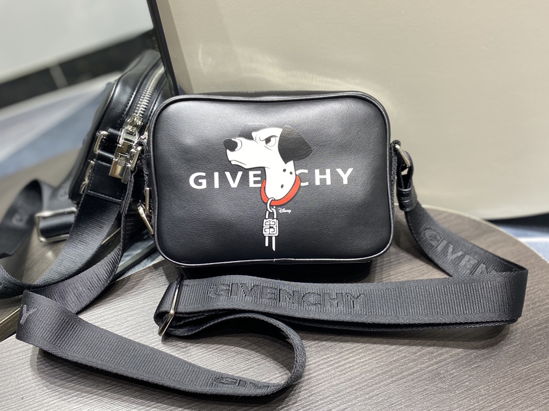 Givenchy G-Essentials Camera Bag