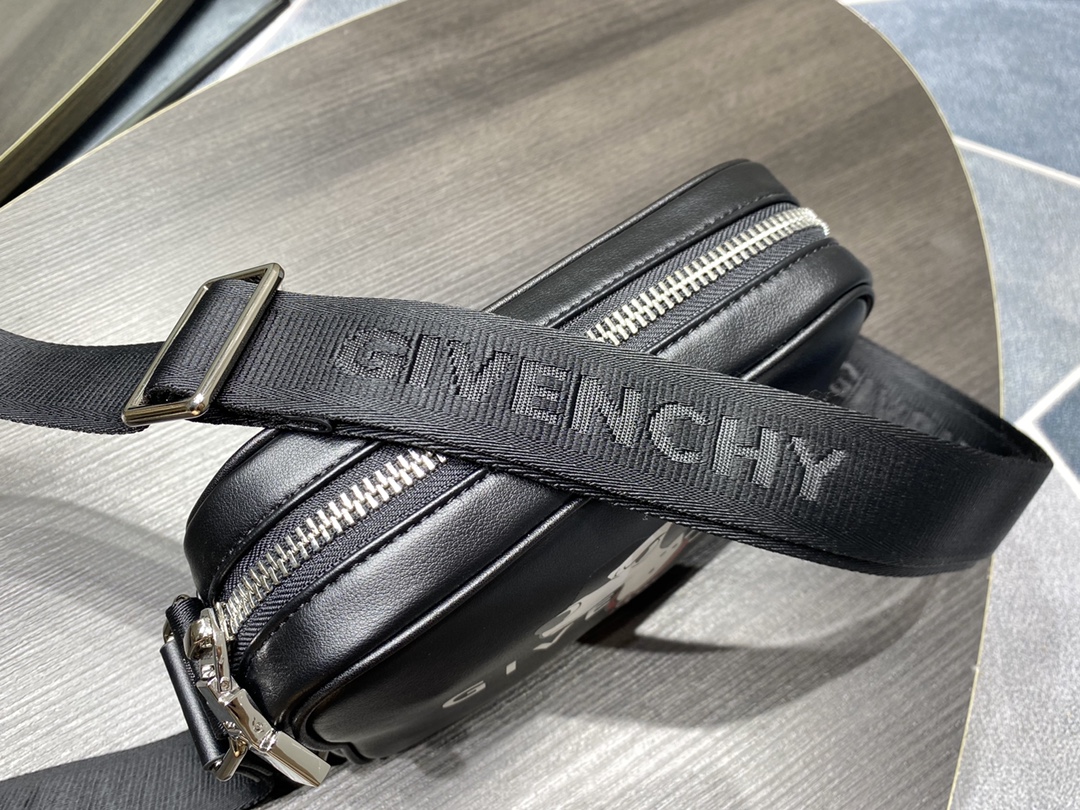 Givenchy G-Essentials Camera Bag